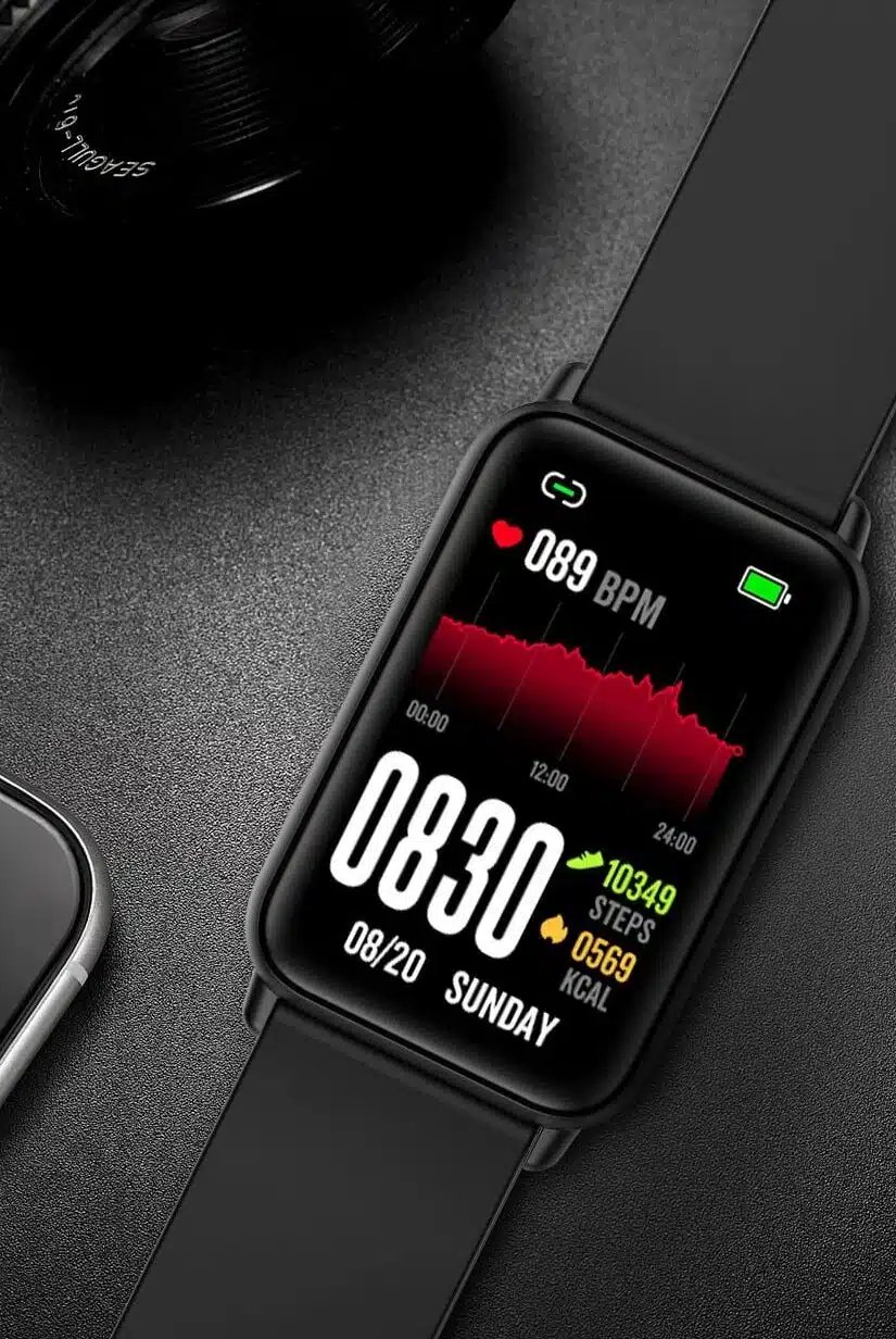 bratara fitness barbati care afișează ritmul cardiac și timpul pe o suprafață texturată lângă obiectivul unei camere.