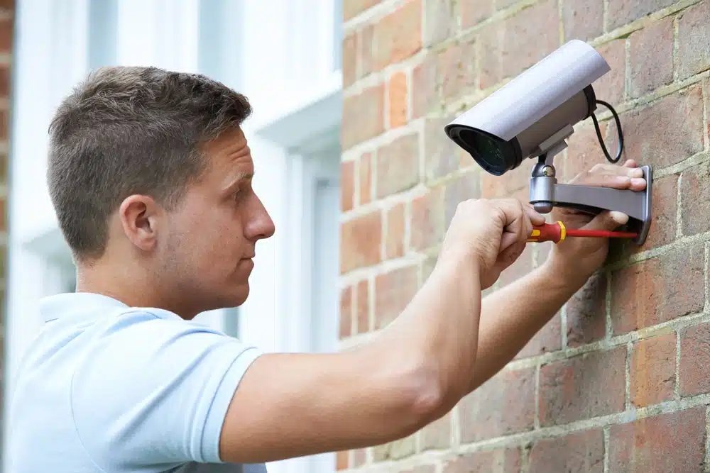 Camera supraveghere exterior WiFi, perfectă pentru siguranță urbană, cu card MicroSD 64GB inclus, ideală pentru monitorizarea clădirilor și zonelor publice.