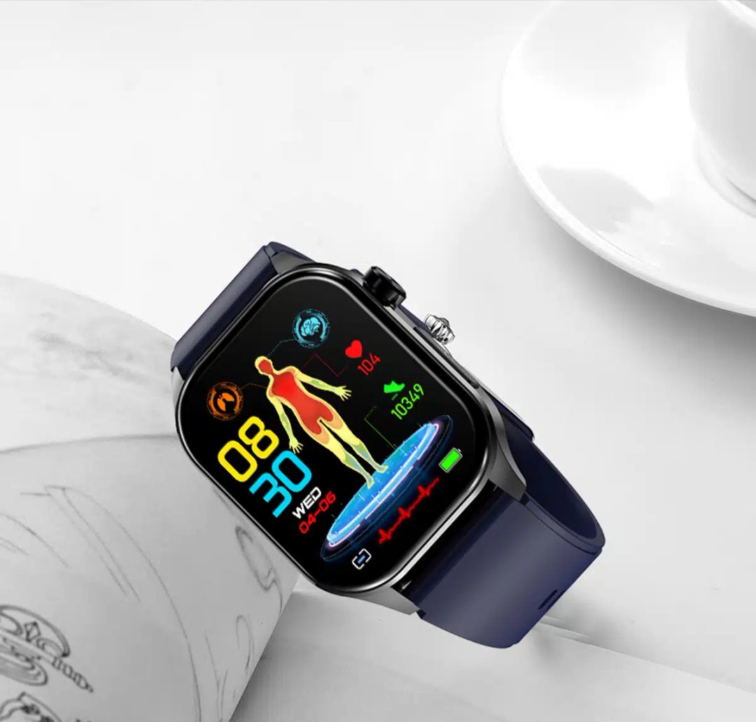 Ceas inteligent care afișează funcții EKG și de urmărire a sănătății pe o încheietură, lângă o ceașcă de cafea.