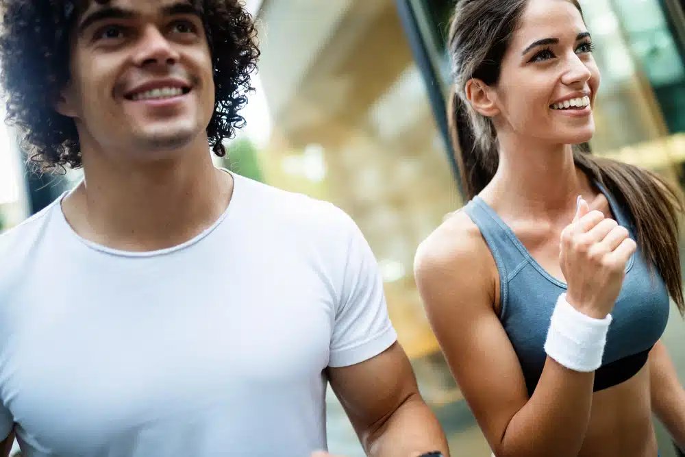 ceasuri smartwatch bluetooth si casti wireless. Acestia se uita la ceas smartwatch monitorizare sanatate.
