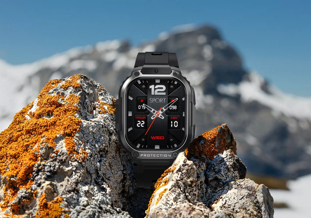 Ceasul inteligent iQuality® xDroid Nebula Black, complet cu NFC, capacitate SIM, navigare GPS, cameră duală HD, aplicații instalate precum TikTok, Facebook, WhatsApp, Play Store, Chrome, YouTube și Gmail, împreună cu 16 GB memorie și moduri multi-sport este afișat pe un fundal muntos cu roci portocalii și albe acoperite cu mușchi în prim plan. Camera duală HD a acestui smartwatch robust surprinde fiecare detaliu al peisajului uimitor.