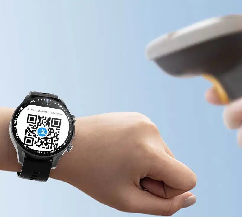 O persoană ține în mână un ceas inteligent cu un cod QR pe el.