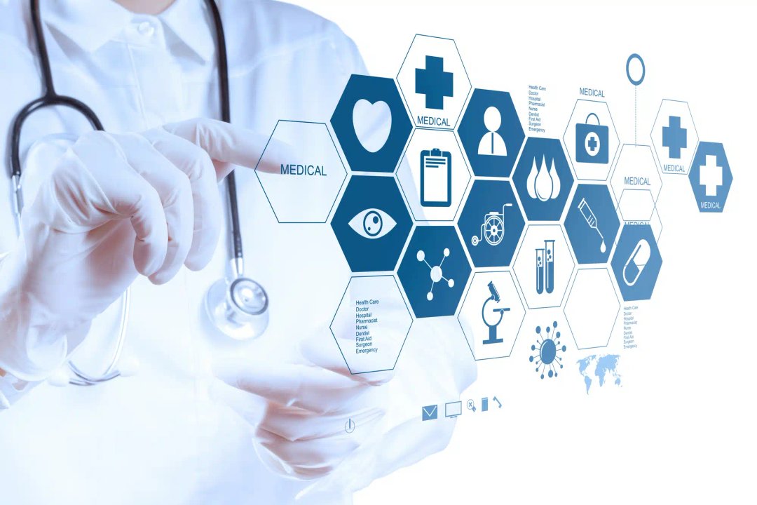 smartwatch glicemie Un medic ține un telefon cu pictograme medicale pe el.