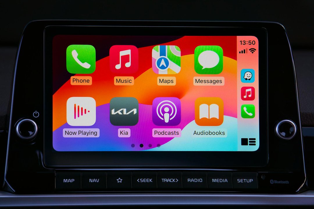 Interfața clară și intuitivă Apple CarPlay afișată pe ecranul unui sistem infotainment după activare.