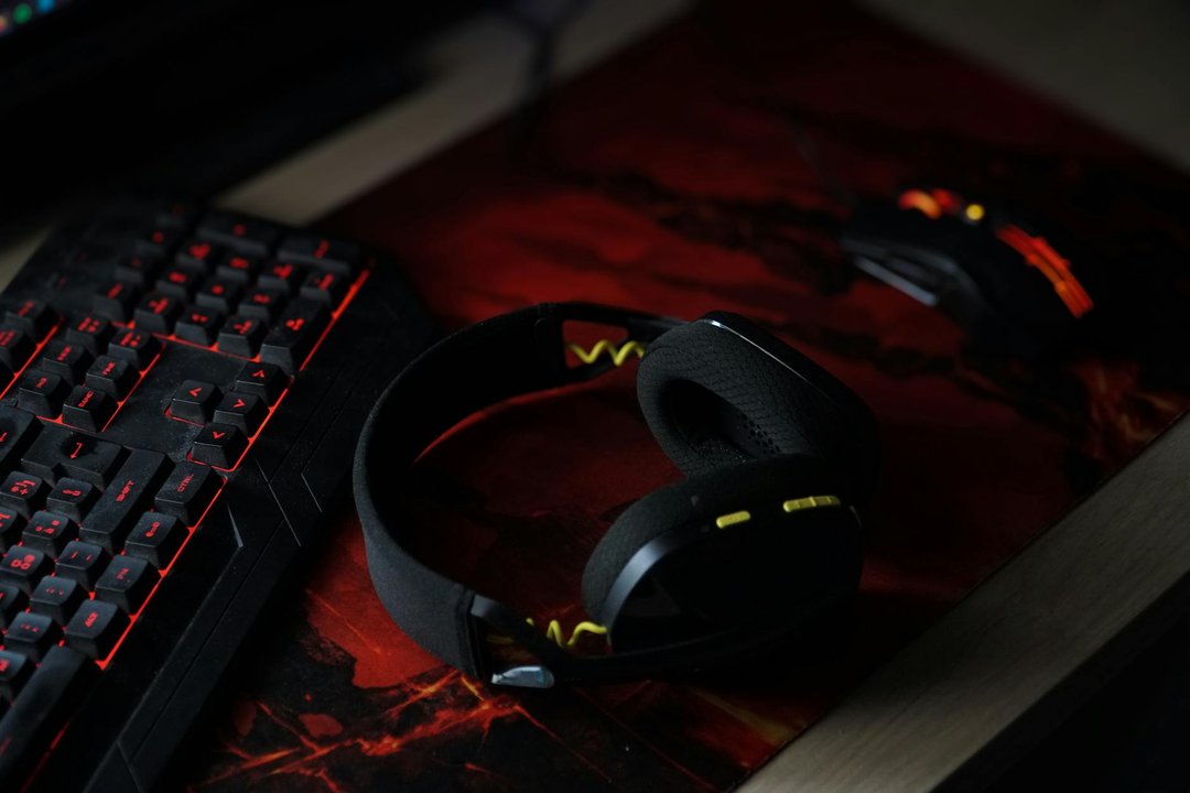 Detaliu cu o cască wireless gaming modernă, evidențiind designul ergonomic și microfonul de calitate