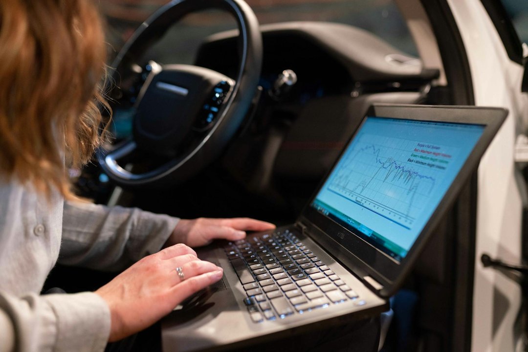 Specialist care realizează o remapare ECU pentru chiptuning Stage 1 în România pe laptop