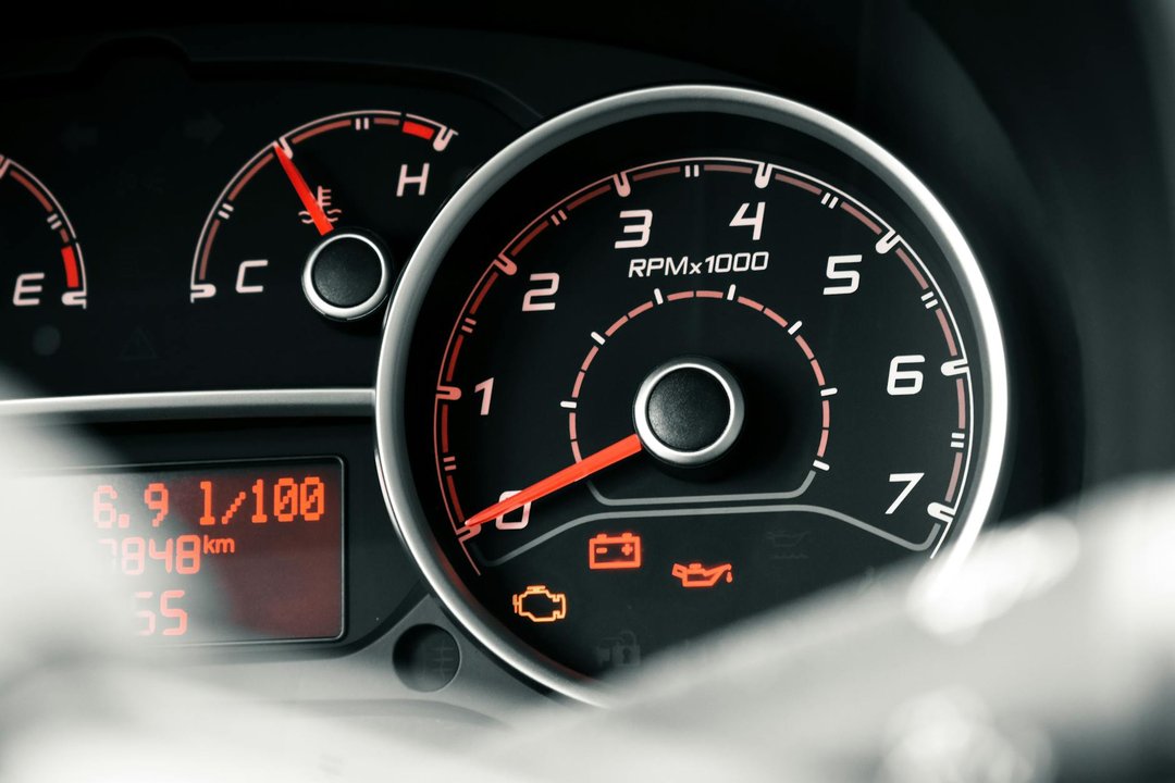 Turometru indicând creșterea de putere a motorului după un tuning auto reușit în România