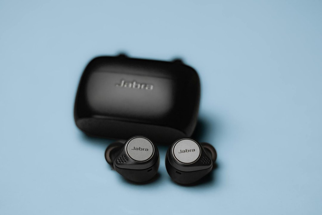 Căști wireless in-ear rezistente la apă, scoase din carcasa lor inteligentă de încărcare
