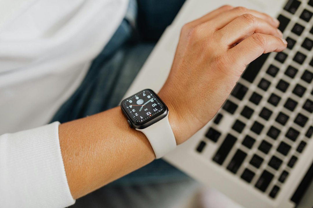 Persoană purtând o curea de smartwatch din silicon negru la încheietură în timpul unui antrenament