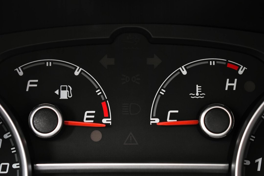 Detaliu cu mufa OBD2 folosită pentru citire erori auto în timpul unei inspecții tehnice.