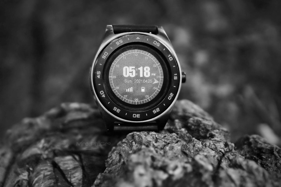 Detaliu macro al unui display smartwatch AMOLED, ilustrând diferența de contrast și culorile vibrante.