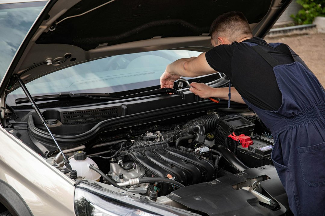 Specialist auto realizează o diagnoză computerizată pentru a identifica probleme la DPF sau EGR.