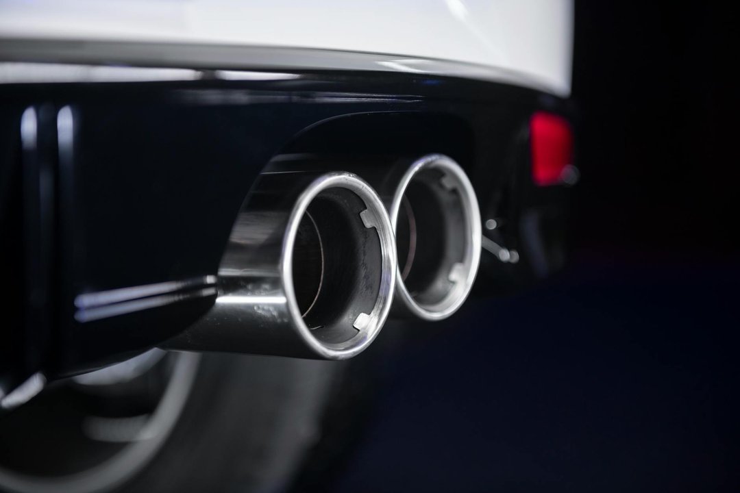 Detaliu cu o evacuare curată a unei mașini diesel, indicând o regenerare reușită a filtrului de particule.