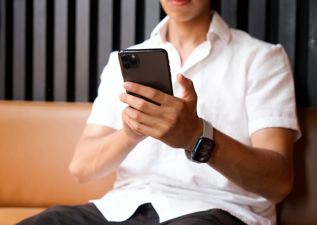 Gestionarea datelor personale de pe smartwatch conform GDPR prin aplicația de pe telefon.