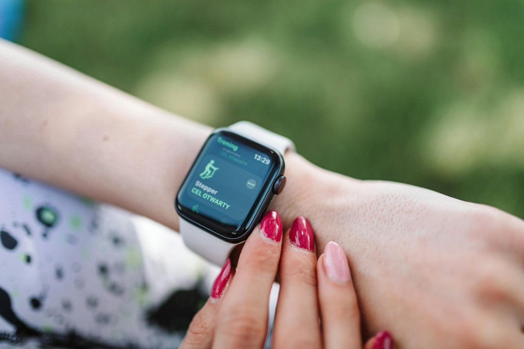 Bărbat modern care verifică notificările pe un smartwatch, un cadou IT ideal pentru bărbați 2026