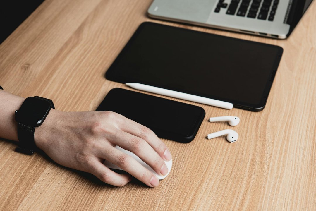 Selecție de idei de cadouri gadget sub 500 lei: căști, ceas inteligent și alte accesorii