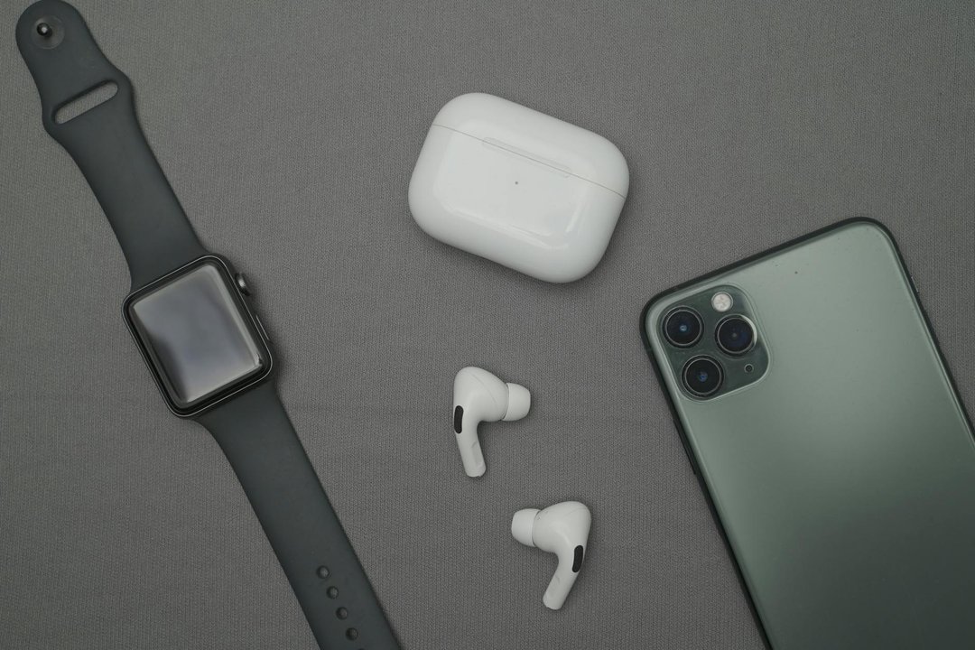 Stație de încărcare smartwatch 3-în-1 pe un birou, alimentând simultan un ceas, un telefon și căști