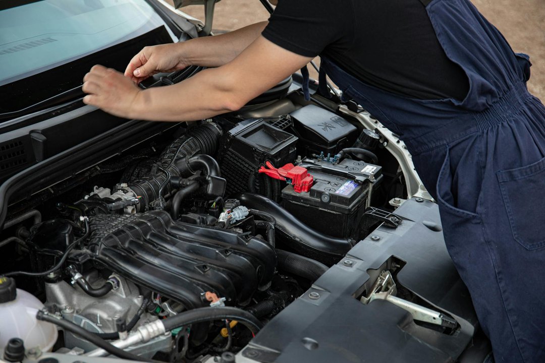 Ghid remapare ECU: mecanic auto efectuează diagnoza computerizată a motorului înainte de resoftare.