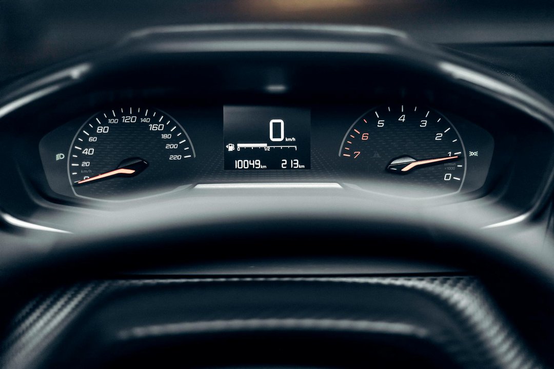 Optimizare motor: vitezometru digital și turometru pe display-ul unei mașini moderne după mapare.