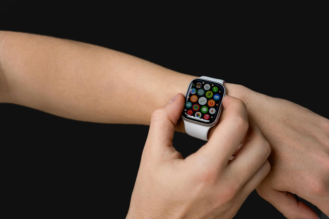 Detaliu cu un smartwatch copii cu GPS pe mâna unui băiat, afișând ora și simbolul de semnal