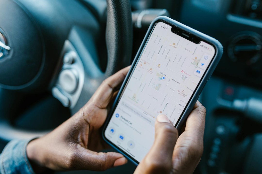 Părinte folosind o aplicație pe telefon pentru localizarea unui ceas GPS pentru copii pe hartă