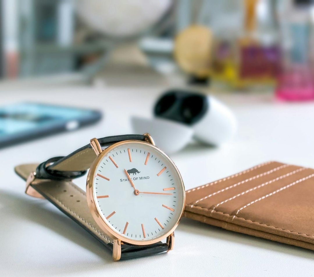 Detaliu al curelei unui ceas inteligent elegant dama tip bijuterie cu finisaj rose gold.