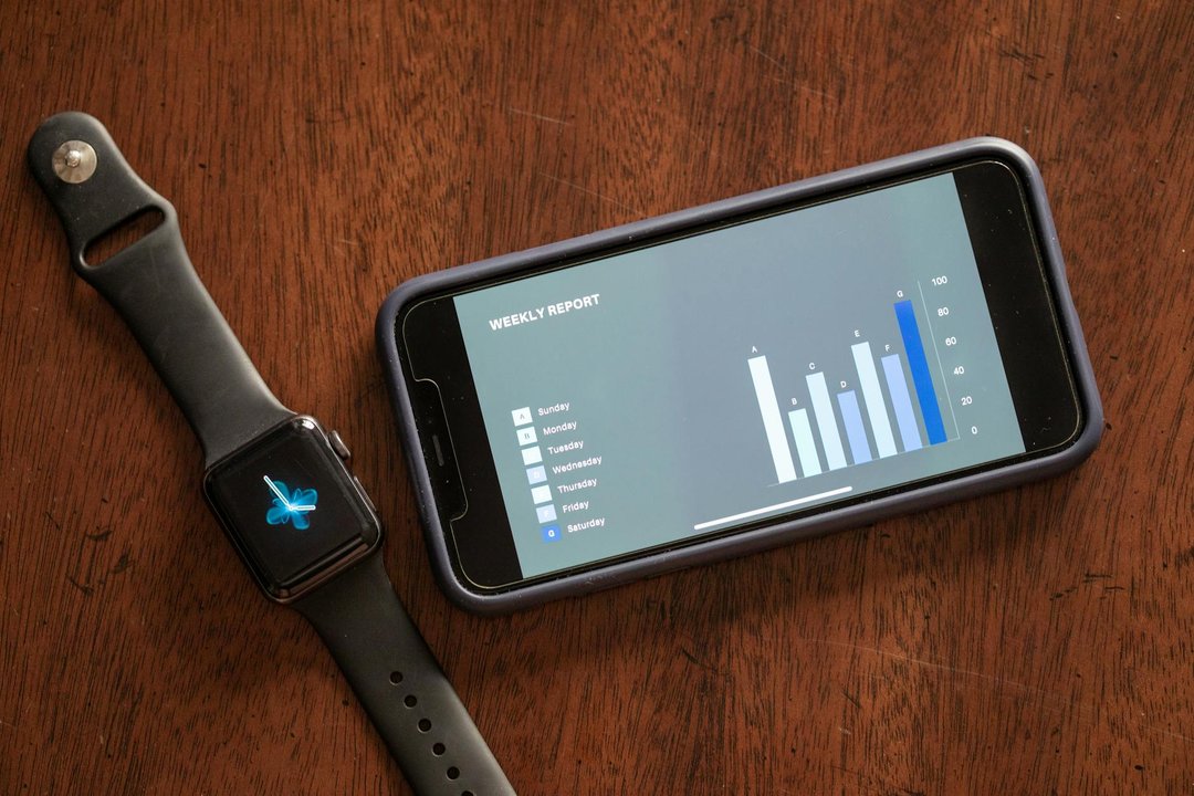 Ghid de smartwatch sincronizare strava: un bărbat verifică datele unui antrenament pe telefon, conectând ceasul la aplicație.