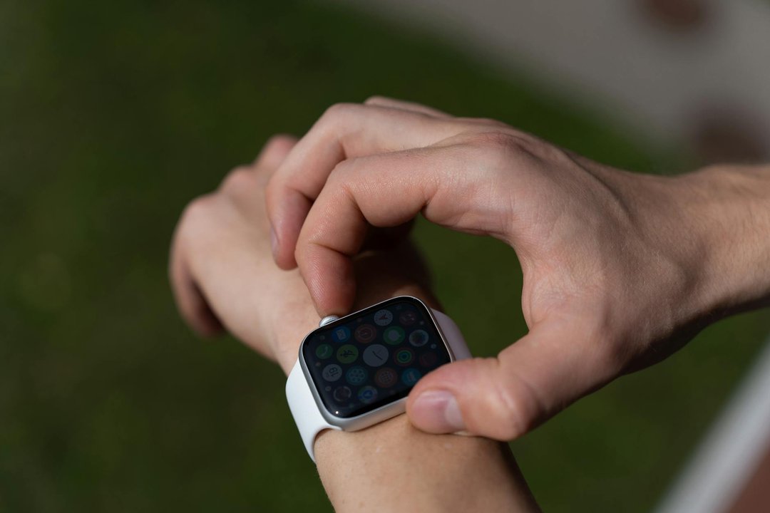 Comparație smartwatch vs brățară fitness purtate pe aceeași încheietură pentru a vedea diferența de mărime