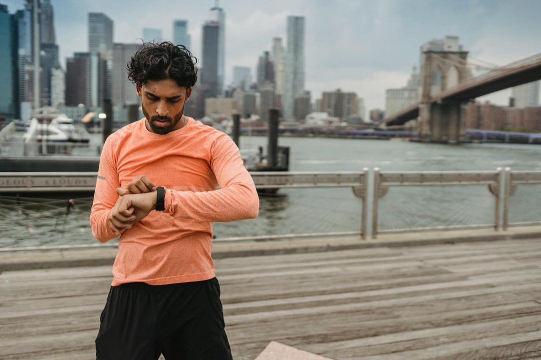 Ceas inteligent fiind folosit în timpul unui antrenament, evidențiind funcțiile de fitness tracker