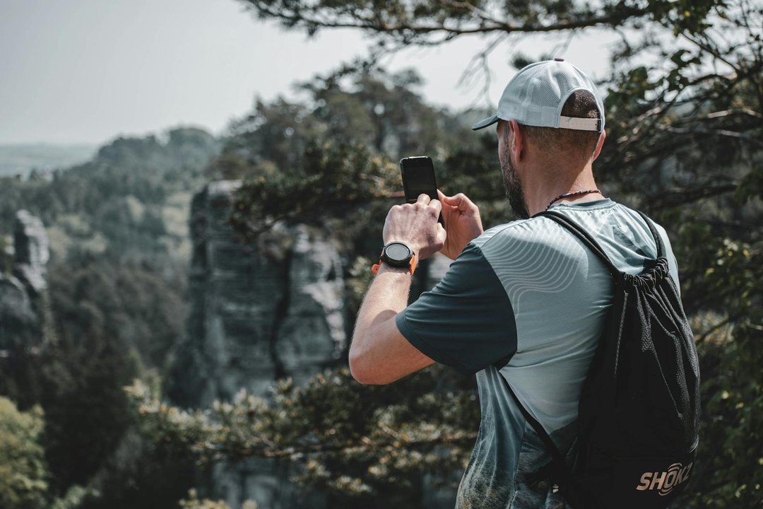Smartwatch recomandat pentru bărbați la încheietura mâinii, model rezistent în natură